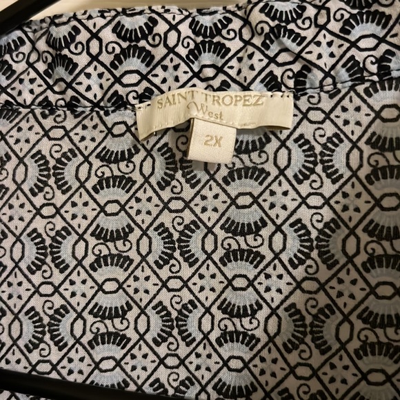 Saint Tropez long sleeve top for women with side splits. Plus size 2X - Picture 3 of 6